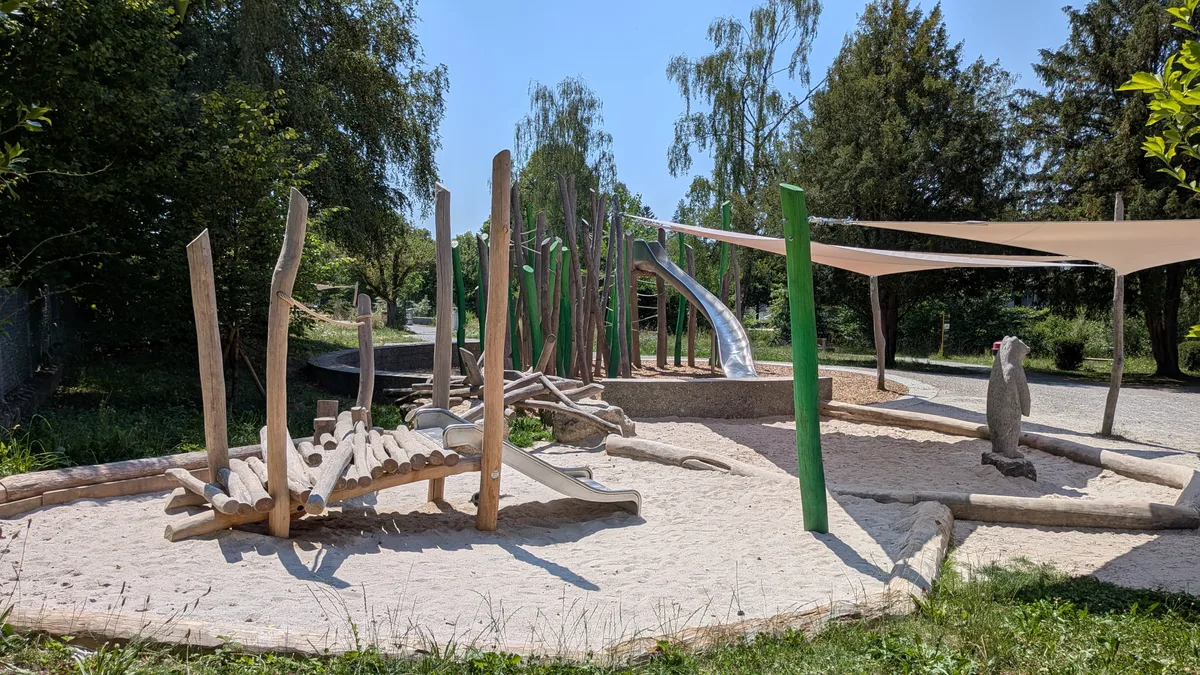 Der Spielplatz wurde dieses Jahr um einen Kleinkinderbereich mit Minirutsche erweitert. Impressionen aus einem Park.
